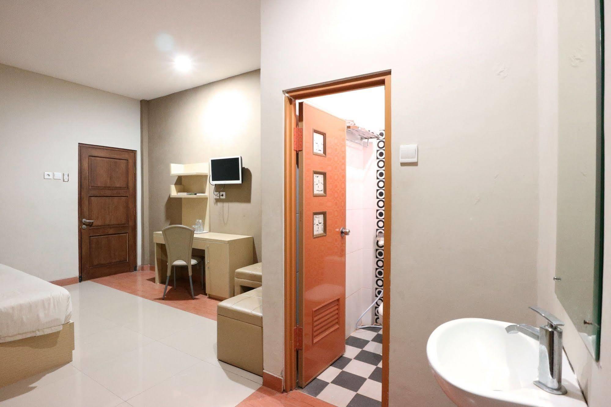 Oyo Flagship 3726 Tembok Batu Residence Tugu Exteriér fotografie